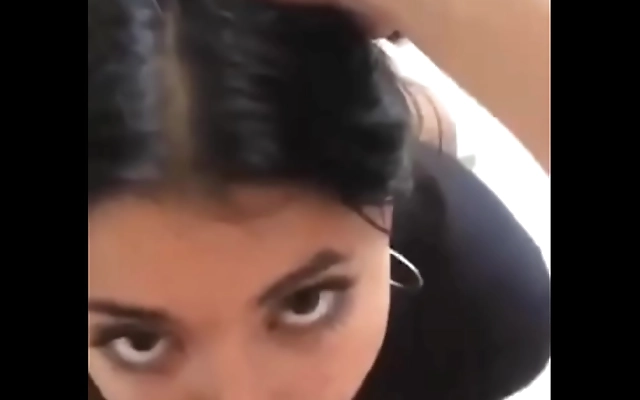 熟妇高潮 人妻人人澡 高潮了 Close up from behind as the latina amateur bends over showing her perfect round ass