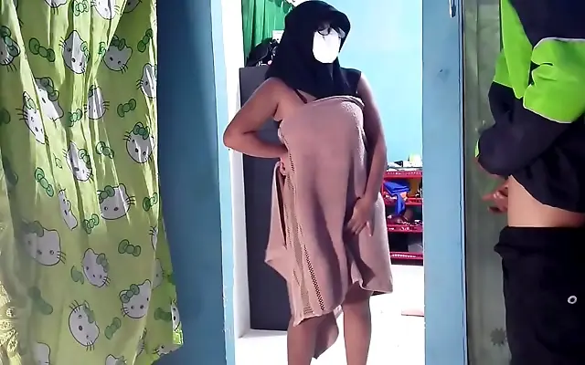 Caught by the food delivery guy while I masturbate