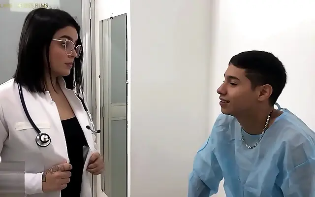 Bathroom steam as curvy Latina doctor seduces her big-ass patient