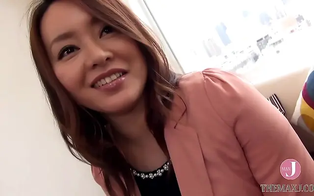 Desk teasing Rika hand pumps and sucks a yummy young cock
