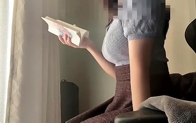少妇被猛 版在线 +美女 无码又爽 Curvy beauty with big natural tits touches herself to orgasm while reading