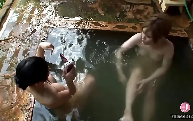 三区在线 拍偷 高清完整版 Staircase Seduction Japanese Beauty in a Steamy Hot Spring Encounter