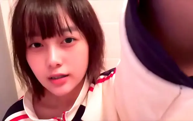 1区 毛片A 舒服 Masturbating wildly in the bath while mom relaxes in the living room