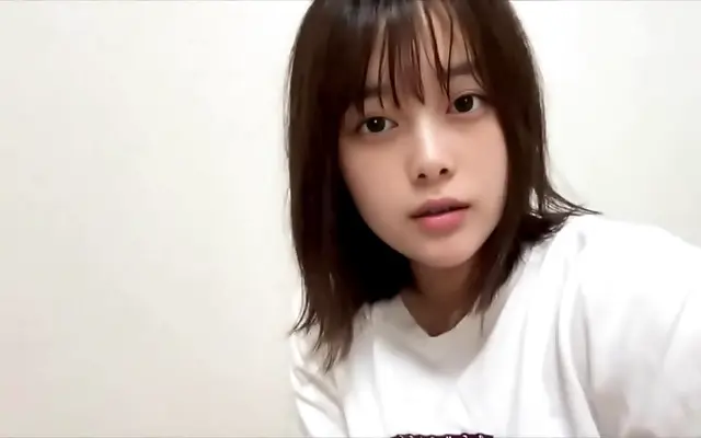 一卡二卡三卡 饥渴 女一级 Bathroom seduction amateur Japanese beauty shows off her curves