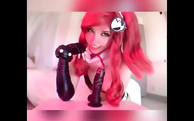 精品国产乱码 日韩欧美在线 女免费 Atop the desk Belle Delphine teases with a naughty cosplay dildo show