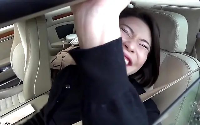 Electric encounter with Japanese beauty in public park
