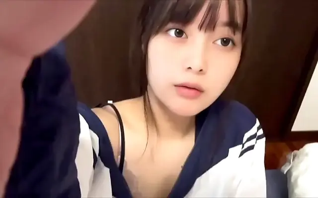 人人爽 过程 yy Two people explore intimate pleasures as she prepares herself with sweet self love