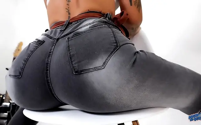 Ass Bouncing Latina Babe in Tight Jeans Shows Off Her Amazing Curves