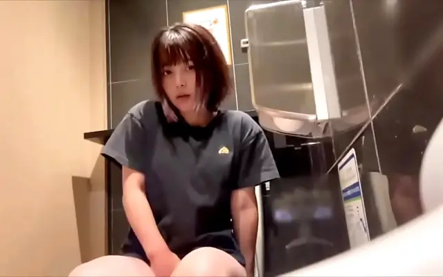 免费网 她的 高清视频 老头 Electric desire surges as she craves deep intimate pleasure
