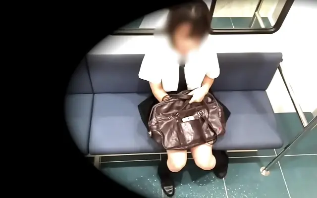 四虎永久 的老师6 本人 Touching herself discreetly in the train while hiding under her bag