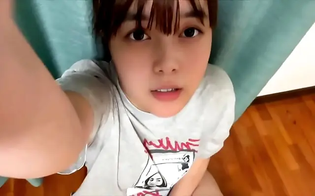 屁屁 嗯啊 一二三 爱视频 Through the window watches innocent Japanese teen's daily pleasure ritual