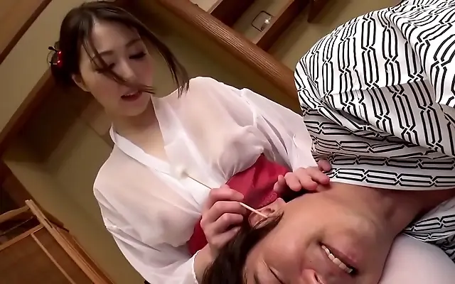 Behind the curtain steps elegant Japanese beauty Kurase Re-chan for polite pleasure