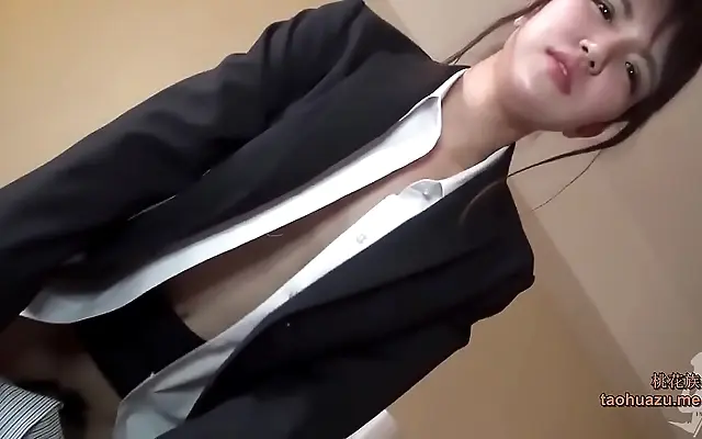 又硬又 久青草 中韩双字 Japanese Babe Tempts You Through the Window