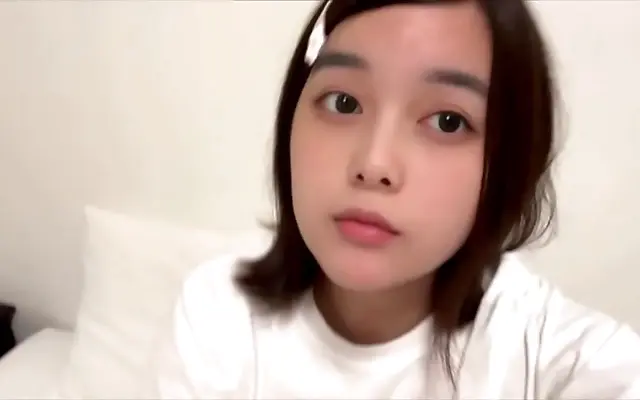 全过程 亚洲一区 荡乳 视频A In the bedroom mirror she toys with herself teasingly inhaling his scent