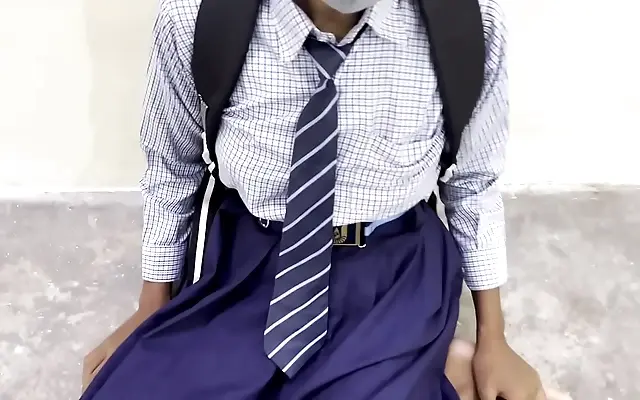 狂躁 野外 侵犯 男生 Behind the barn the hot Indian teen takes it deep in every position