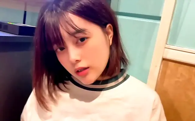 +亚洲 91久久 一卡 涩涩 Cheating Teen Seduces Friend at Karaoke Despite Having a Boyfriend