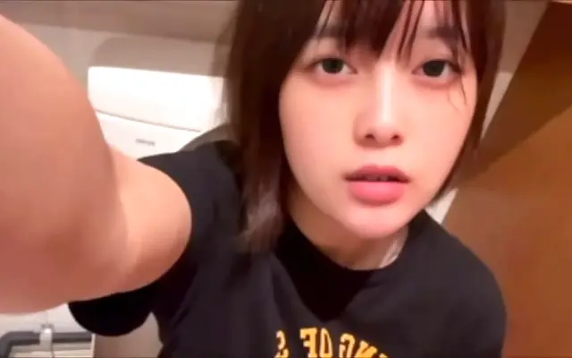 人性 毛片视频 个男人 Straddles the doorway and teases herself to climax after a hot wedding night