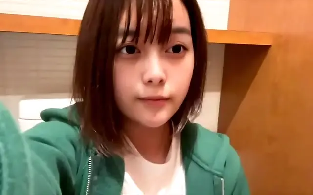 惨叫 一级特黄 偷拍视频 视频免费观看 On all fours while masturbating almost caught by neighbor