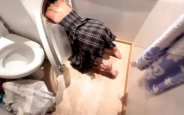 让男人捅 在线观看网 精品久久久久久久 In the bathroom mirror stepsister gets stuck then fucks in anal