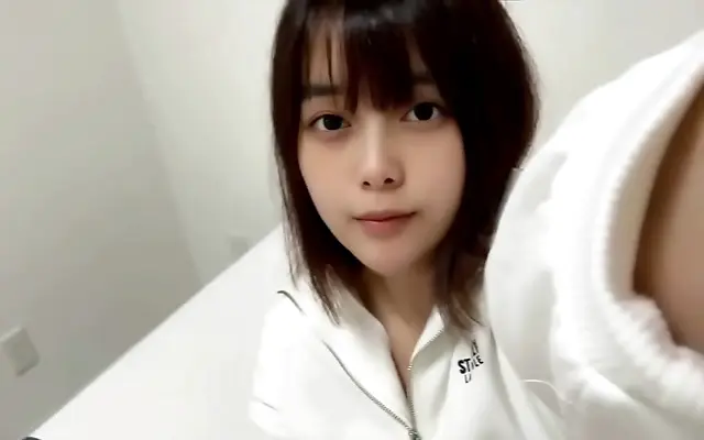的小说 妹妹爱大棒棒免费 无删减 Charged moment as sultry Asian vixen seduces in snug new denim solo
