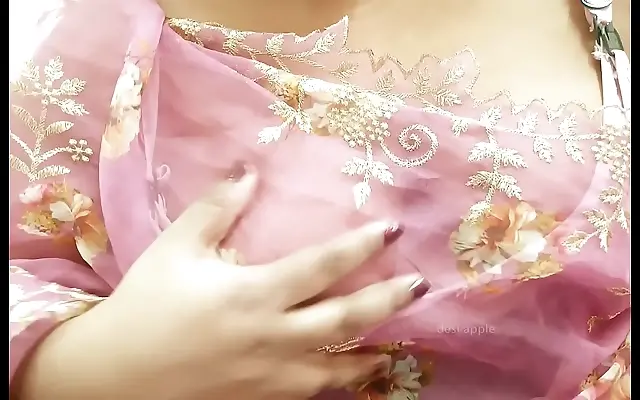 Sultry emerald maid teasing with luscious cleavage