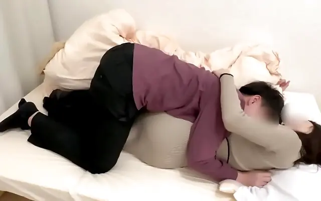 腿张开 入女人 人人做人 Bedside Tease Turns to Fiery Japanese Loving
