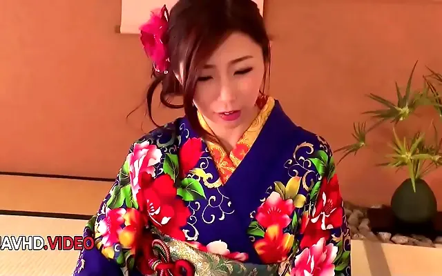呻吟视频 视频一区 又爽又刺激 Sunlit Ayumi Shinoda Sizzles in Kimono with Jaw-Dropping Blowjob